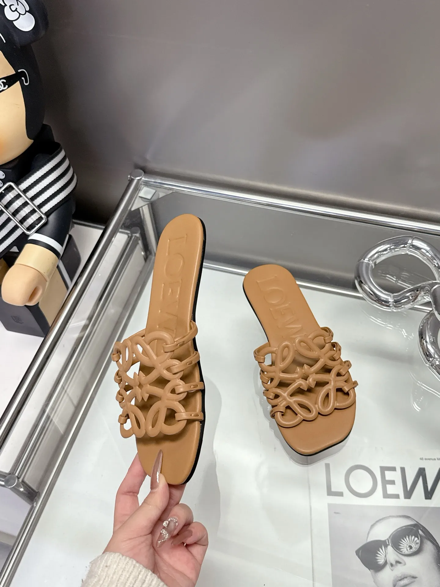 👟👟Ex-factory price 460👟👟 Leather injection molded non-slip outsole. Code number 35-40! LOEWE 25ss new slippers for spring and summer, the crazy simple design feels cleaner and more elegant, which will make you miss it. The color is also very attractive and beautiful, and the moment you put it on your feet, you are full of temperament and aura, you are simply invincible, handsome and stylish!